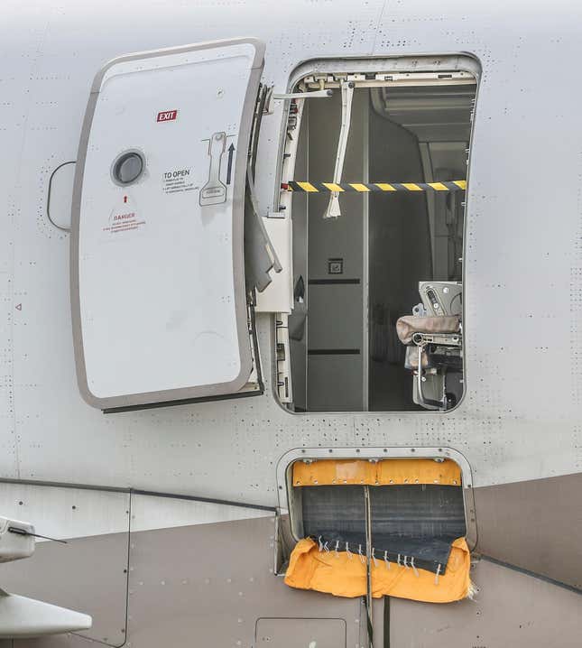 La puerta de salida de emergencia de un avión de Asiana Airlines se ve en el Aeropuerto Internacional de Daegu en Daegu, Corea del Sur, el viernes 26 de mayo de 2023, luego de que un pasajero la abriera durante un vuelo.  A