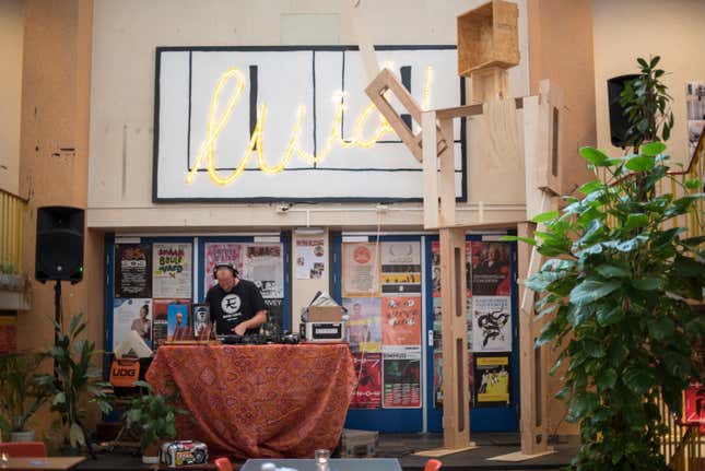 DJ night at Lola Luid.