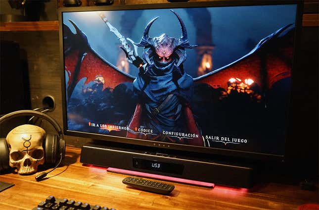 El videojuego Metal: Hellsinger junto a la barra de sonido SoundBlaster V2X