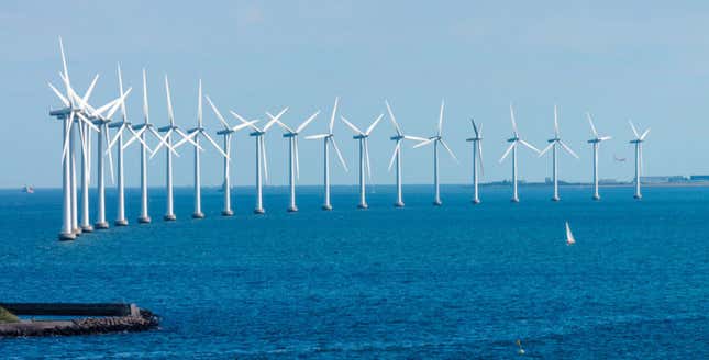 Una de las espectaculares plantas eólicas en la costa danesa, cerca de Copenhague