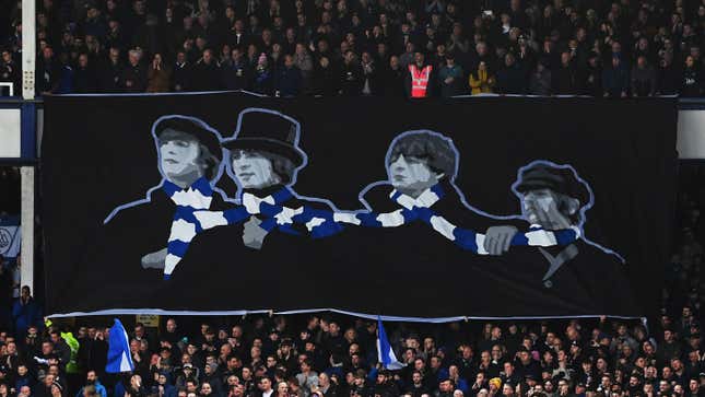 Una foto de una pancarta de los Beatles en un partido de fútbol.