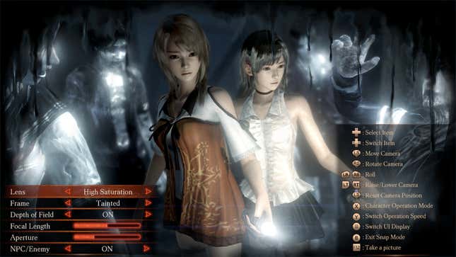 Fatal Frame / Project Zero: Maiden of Black Water protagonists are surrounded by ghosts.