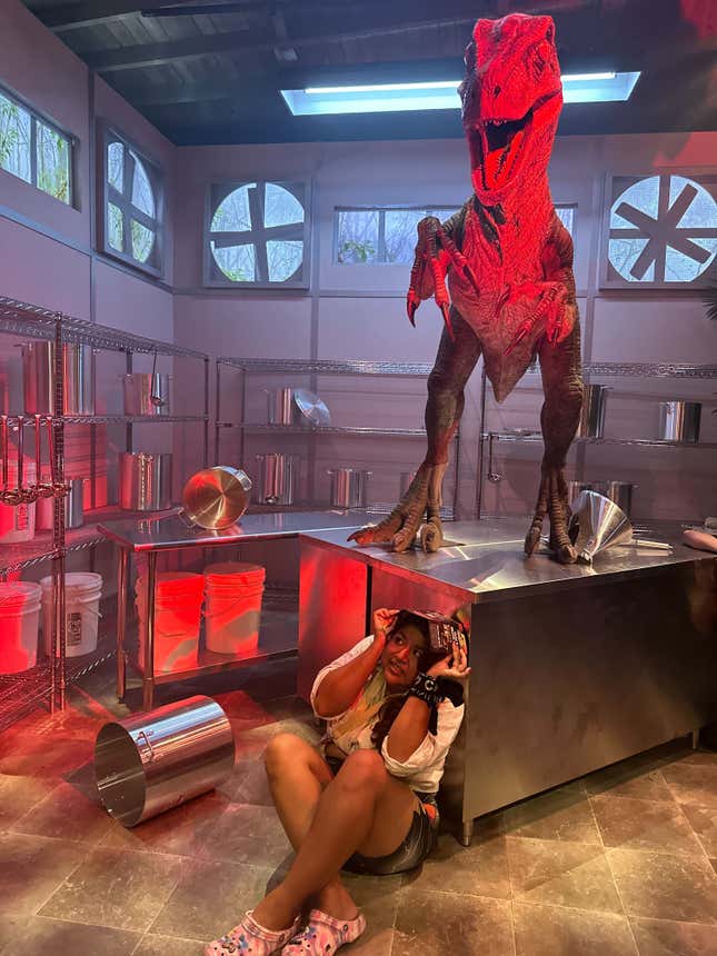 Image for article titled Behold The Throne of Photo Ops at the Jurassic Park SDCC Experience