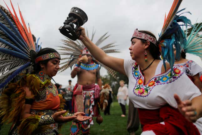 Image for article titled Photos: The real rituals of Native Americans make a beautiful protest of a phony US holiday