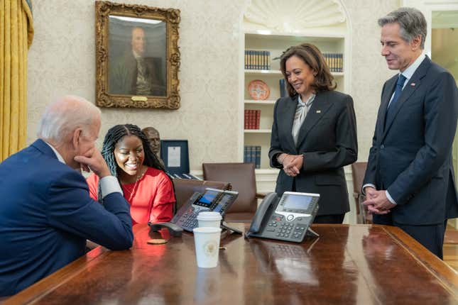 President Biden, Cherelle Griner (Wife of Brittney), Vice President Kamala Harris and Secretary of State Antony Blinken on a call with the formerly incarcerated WNBA star.