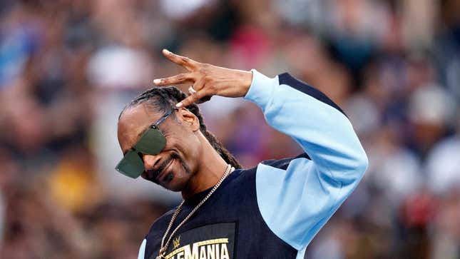 Snoop Dogg während WrestleMania Goes Hollywood im SoFi Stadium am 1. April 2023 in Inglewood, Kalifornien.