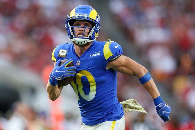 Nov 6, 2022; Tampa, Florida, USA;  Los Angeles Rams wide receiver Cooper Kupp (10) runs for a touchdown against the Tampa Bay Buccaneers in the second quarter at Raymond James Stadium.