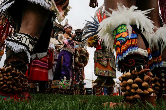 Image for article titled Photos: The real rituals of Native Americans make a beautiful protest of a phony US holiday