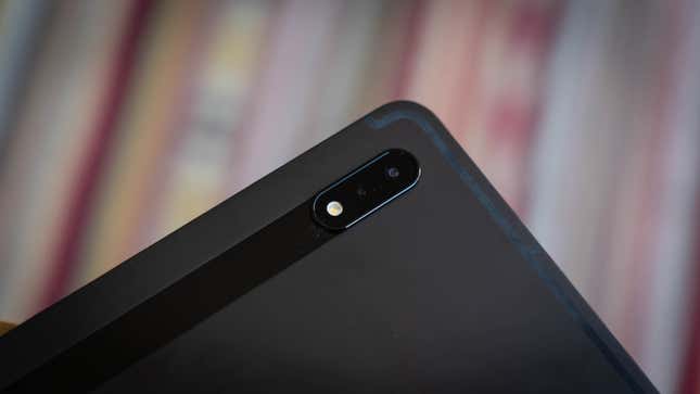 La tablet cuenta con una lente principal de 13MP y una gran angular de 6MP. La cámra selfie es de 13 MP.