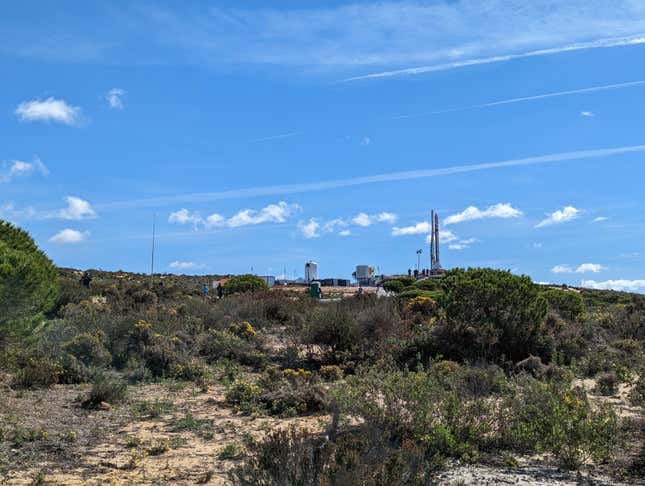 El Miura 1 en los acantilados de Médano del Loro junto al Centro de Experimentación de El Arenosillo, Huelva