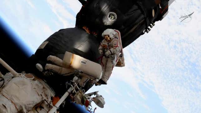 Dos astronautas haciendo tareas de mantenimiento en la Estación Espacial Internacional.