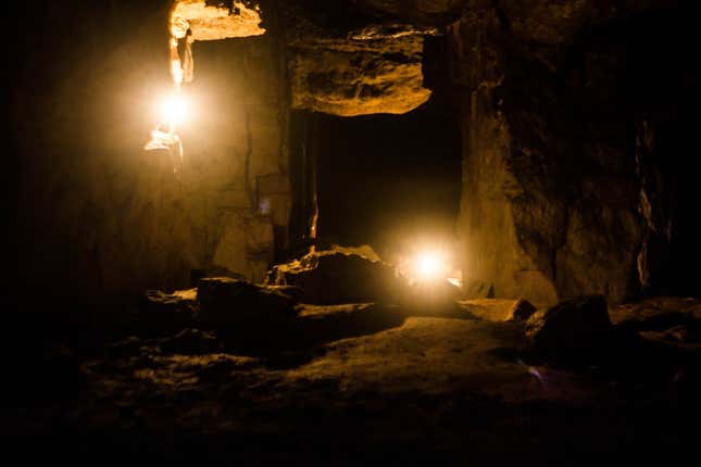 Imagen para el artículo titulado Un experimento encierra en una cueva oscura sin luz a 15 personas durante 40 días, ¿qué puede salir mal?