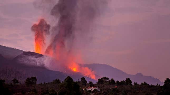 New Fissure Opens Up As La Palma Eruption Intensifies 