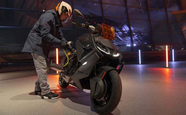 Imagen para el artículo titulado BMW presenta una sorprendente scooter eléctrica