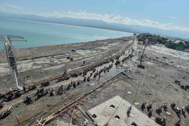 Image for article titled The aftermath of Indonesia’s devastating tsunami, which has killed more than 800 people