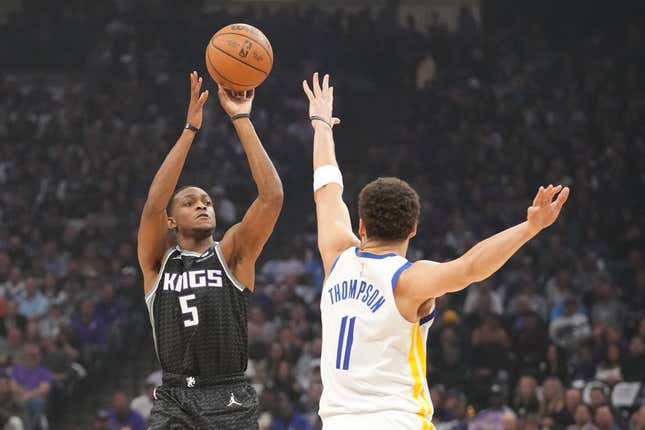 April 17, 2023; Sacramento, California, USA; Sacramento Kings guard De&#39;Aaron Fox (5) shoots the basketball against Golden State Warriors guard Klay Thompson (11) during the first quarter in game two of the first round of the 2023 NBA playoffs at Golden 1 Center.