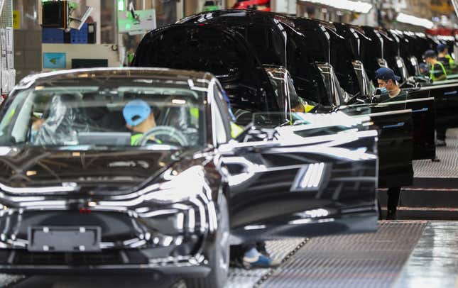 Image for article titled Elon Musk Praises Chinese Tesla Factory Workers Forced to Work 12-Hour Shifts During Lockdown