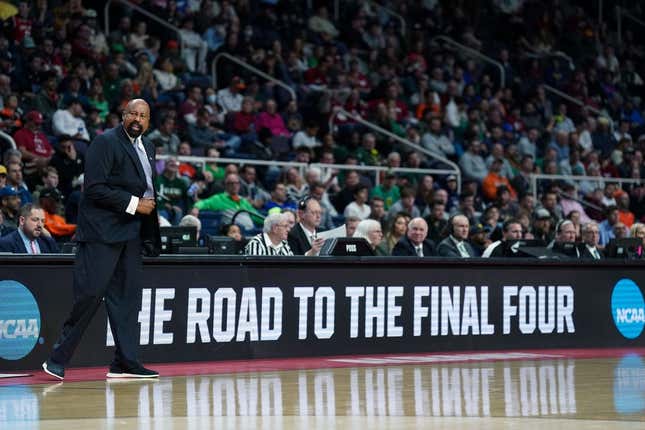 17. März 2023;  Albany, NY, USA;  Mike Woodson, Cheftrainer der Indiana Hoosiers, reagiert in der ersten Halbzeit gegen die Kent State Golden Flashes in der MVP Arena.