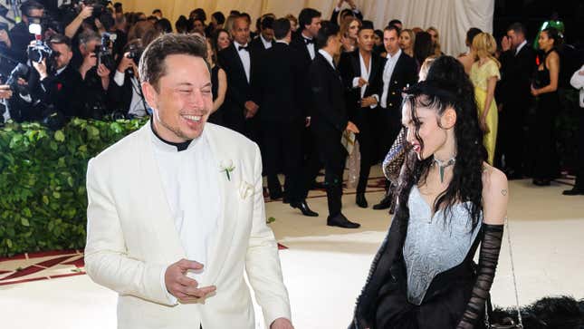 Elon Musk y Grimes asisten a la Gala benéfica del Instituto de Disfraces del Museo Metropolitano de Arte 2018 el 7 de mayo de 2018 en el Museo Metropolitano de Arte  en Nueva York, Nueva York, EE.UU.