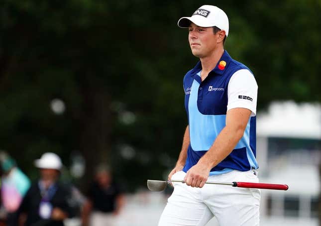 27. August 2023;  Atlanta, Georgia, USA;  Viktor Hovland geht während der letzten Runde des TOUR Championship-Golfturniers im East Lake Golf Club zum ersten Grün.