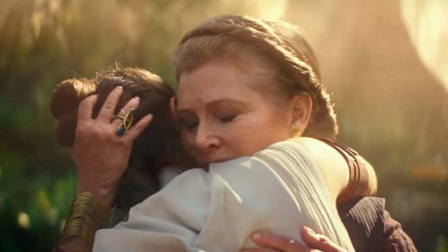Imagen para el artículo titulado Esto es lo pasó en realidad durante el famoso abrazo entre Carrie Fisher y Daisy Ridley en The Force Awakens