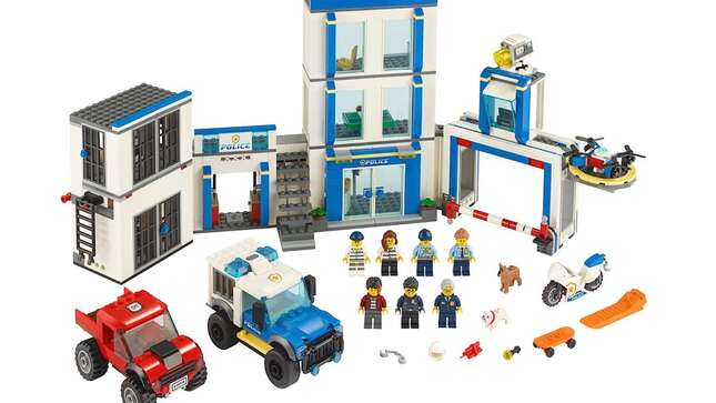Imagen para el artículo titulado Lego pide a sus tiendas que no muestren sus kits donde haya policías