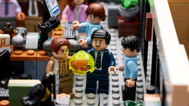 Imagen para el artículo titulado Parkour! Lo nuevo de Lego es un kit de The Office con 15 figuras y una engrapadora cubierta en gelatina