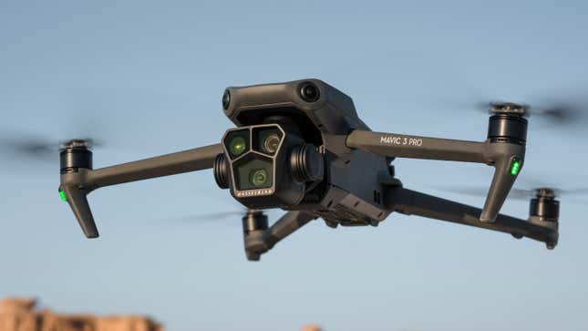 Un primer plano del DJI Mavic 3 Pro en vuelo.