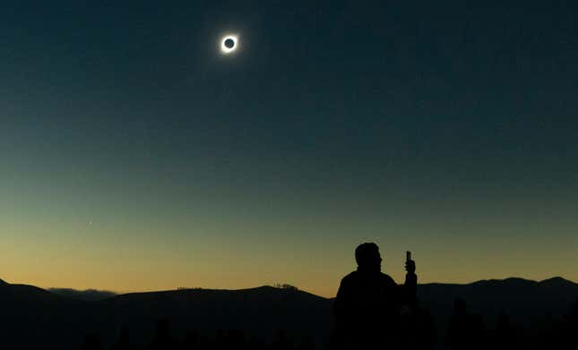 Imagen para el artículo titulado 8 fotos espectaculares del eclipse solar total de 2019