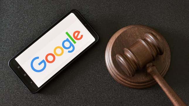El logotipo de Google en un teléfono junto a un mazo.