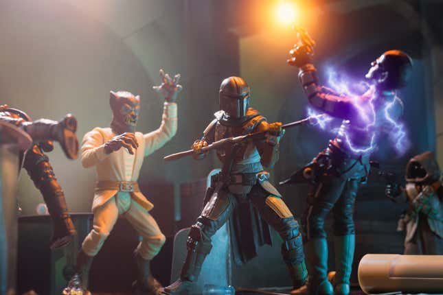 Imagen para el artículo titulado Esta cuenta de Instagram crea imágenes increíbles de Star Wars con los juguetes de la saga