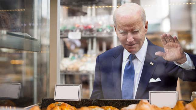 Image for article titled Puzzled Biden Repeatedly Slams Hand Into Front Of Glass Display Case Attempting To Grab Pastry