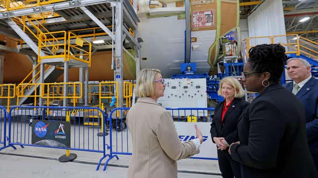 La administradora adjunta de la NASA, Pam Melroy, se detuvo en la Instalación de ensamblaje Michoud de la NASA para que Boeing viera la etapa central del cohete del  Sistema de lanzamiento espacial (SLS) el 7 de abril de 2023.