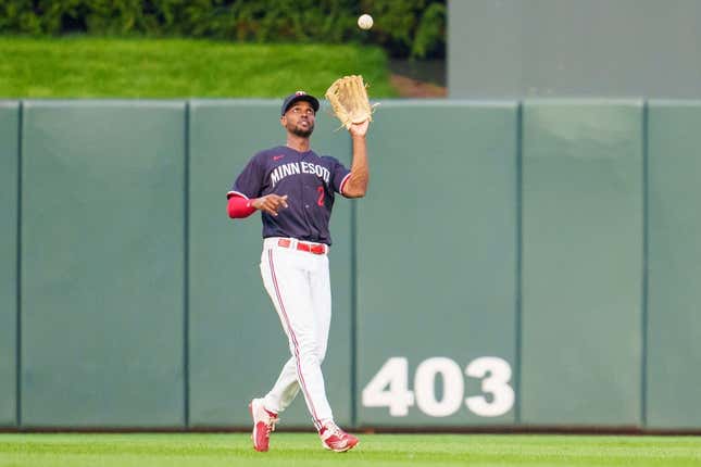 22. Juli 2023;  Minneapolis, Minnesota, USA;  Der Mittelfeldspieler der Minnesota Twins, Michael A. Taylor (2), fängt im fünften Inning im Target Field einen Balltreffer von Chicago White Sox Shortstop Tim Anderson (7).