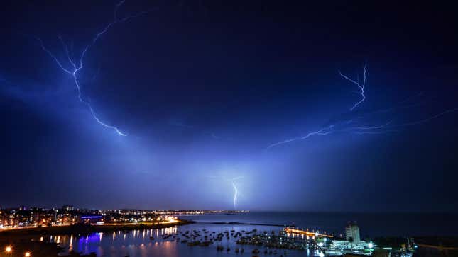 Image for article titled Record-Breaking Lightning Just Chilled in the Sky for 17 Seconds
