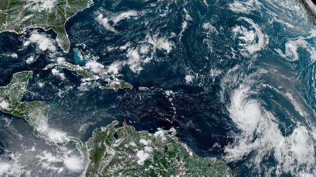 La imagen satelital proporcionada por la Administración Nacional Oceánica y Atmosférica muestra el huracán Lee, a la derecha, en el Océano Atlántico central tropical el 6 de septiembre.  2023.