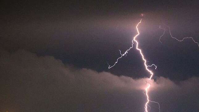 Recibe una descarga a través del mando del videojuego después de que un rayo impactara cerca de la casa