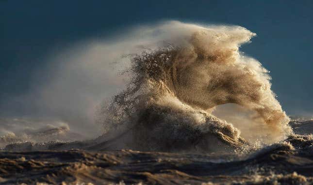 Image for article titled Photos: The massive, mountainous waves of Lake Erie
