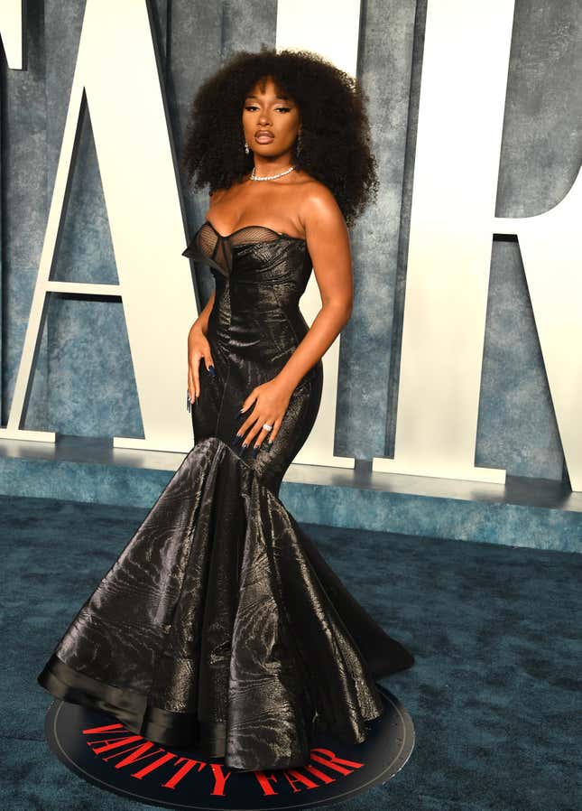 Image for article titled The Vanity Fair Oscars After-Party Looks: The Bold, Be-Feathered, and Basically Naked