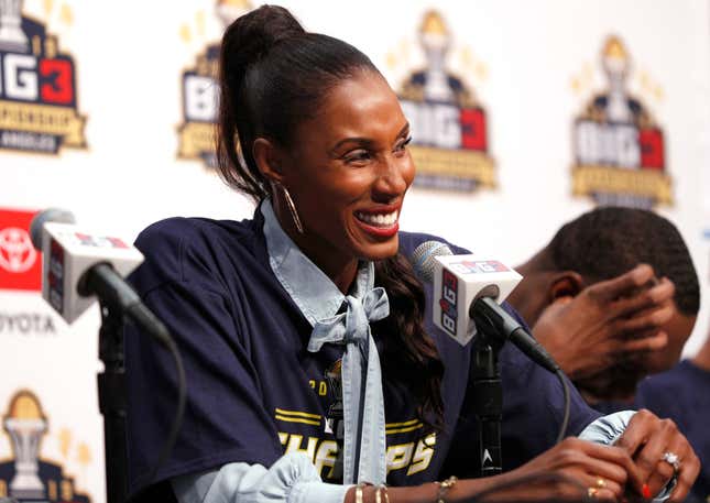 Image for article titled Lisa Leslie to Become the 1st Female Athlete to Receive Statue Outside of the Staples Center in Los Angeles