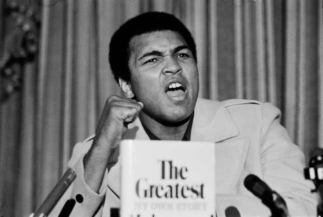  Muhammad Ali at a press conference on March 10, 1976, presenting his new autobiographical book ‘The Greatest: My Own Story’ held at The Savoy Hotel in London, UK.