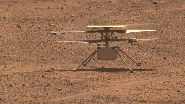 El helicóptero Ingenuity sobre suelo marciano