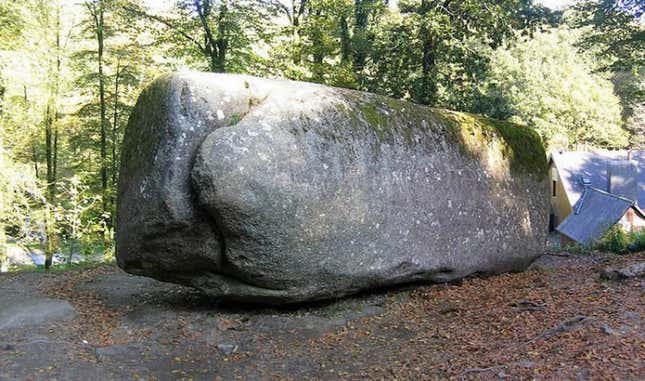 Imagen para el artículo titulado Hasta la persona más débil del planeta podría mover esta roca gigante de 132 toneladas