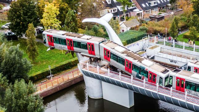 Imagen para el artículo titulado Un tren descarrila y solo una gigantesca obra de arte evita que caiga de un puente
