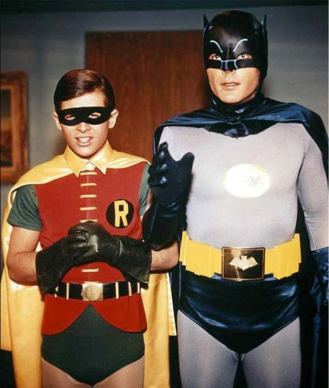 Imagen para el artículo titulado El actor que hizo de Robin en la serie de Batman (1966) revela que tuvo que tomar pastillas “para encoger los genitales”