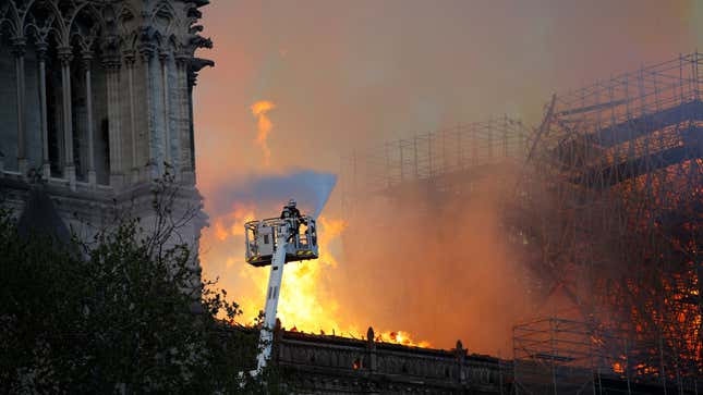 Imagen para el artículo titulado Un incendio devora la catedral de Notre Dame en París