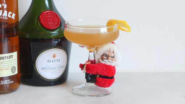 Image for article titled Apple Jack and Bénédictine Make the Perfect Holiday Cocktail