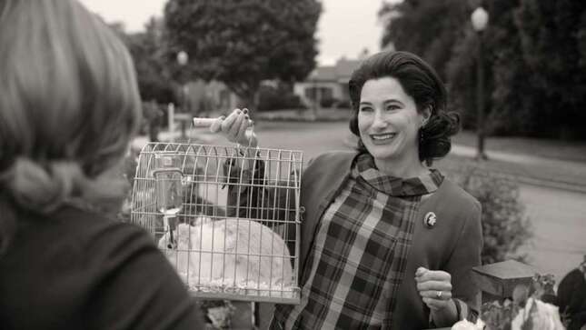 Agatha (Kathryn Hahn) con Señor Scratchy (Señor Scratchy). Mephisto no cabía en la foto.
