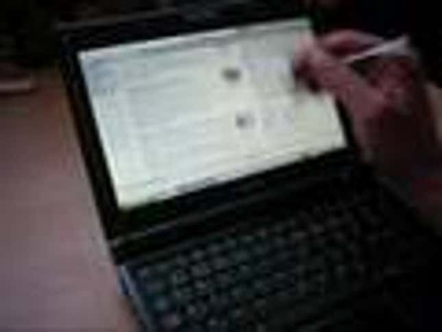 EeePC 900 Gets a Touchscreen Mod That's So Good We Want It Standard