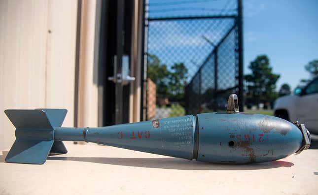 Foto de una bomba BDU-33s como las perdidas sobre Florida.